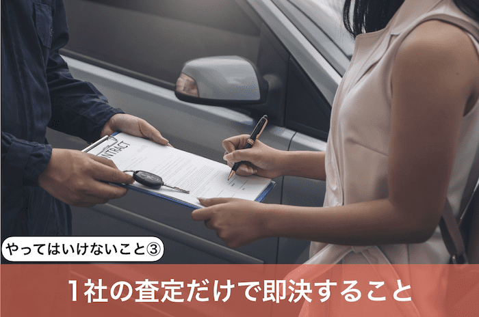 契約書にサインする女性