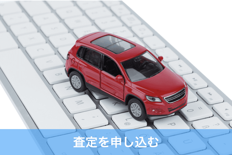 キーボードの上にあるミニカー