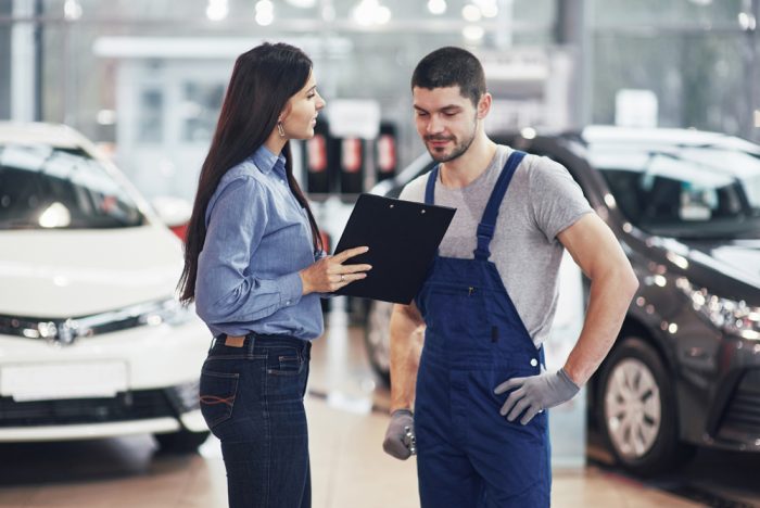 車の価格交渉をする男女