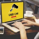 中古車をPCで検索する女性