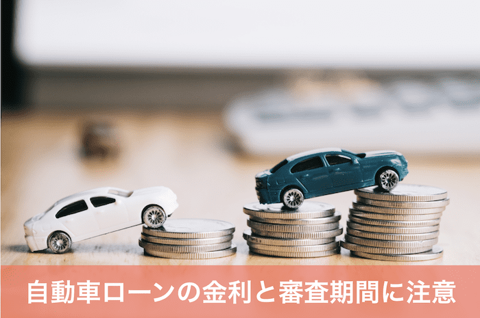 小銭の上に乗るミニカー