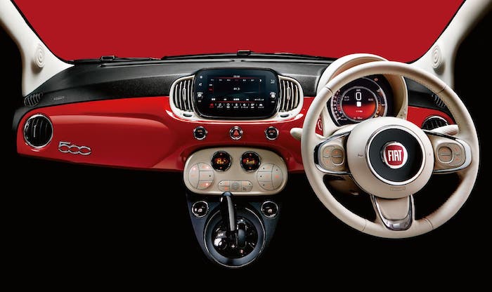 フィアット500の車内