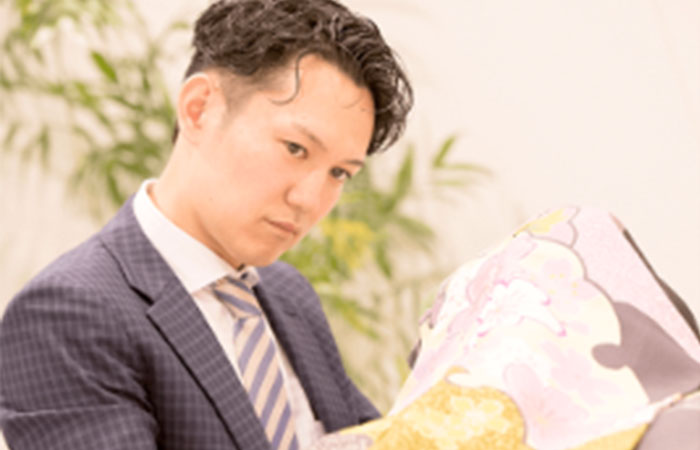 ステップ3:指定した日時に査定員が訪問してくるので、着物を査定してもらう