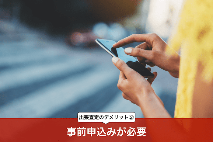 スマホと操作する女性