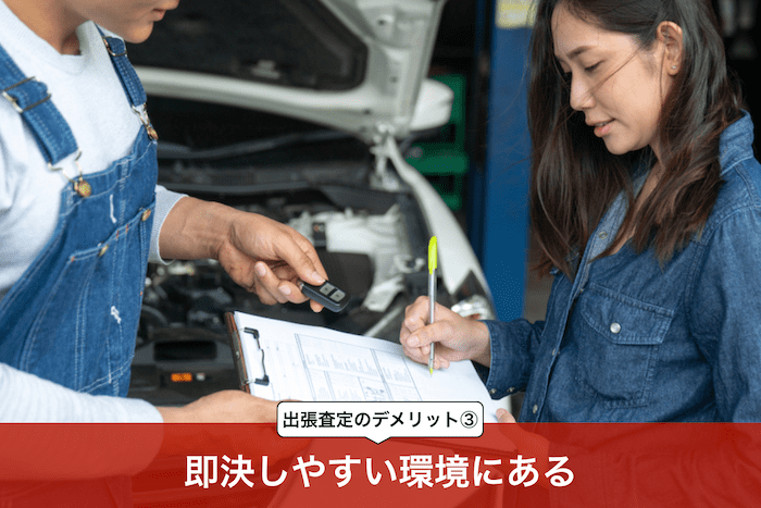 契約書にサインする女性