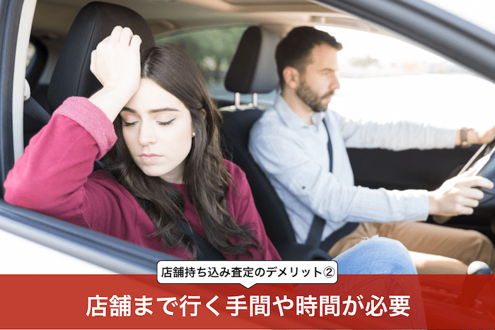 車に乗る男性と頭を抱える女性