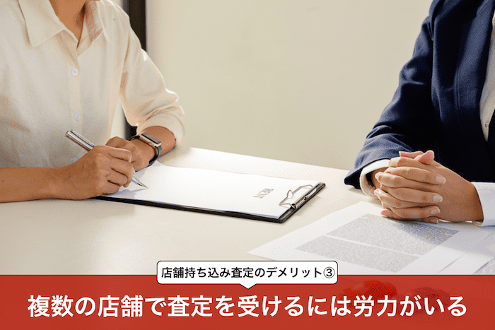 アンケートに記入する女性