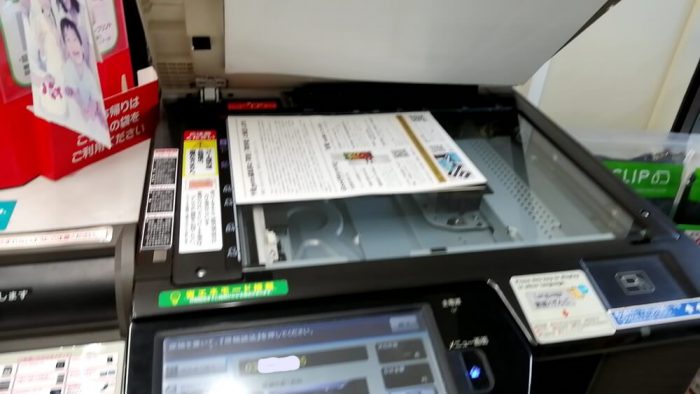 lawsonのマルチコピー機にFAX送信したい原稿をセットした場面